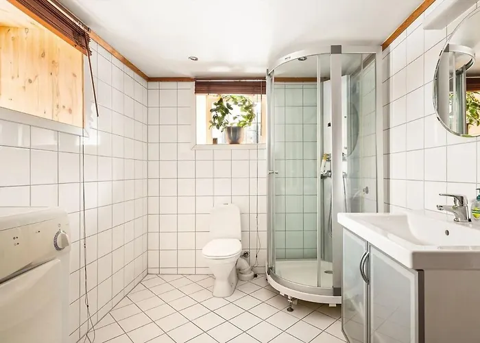 Traditional Norwegian Villa, Bay View And Boat Bergen